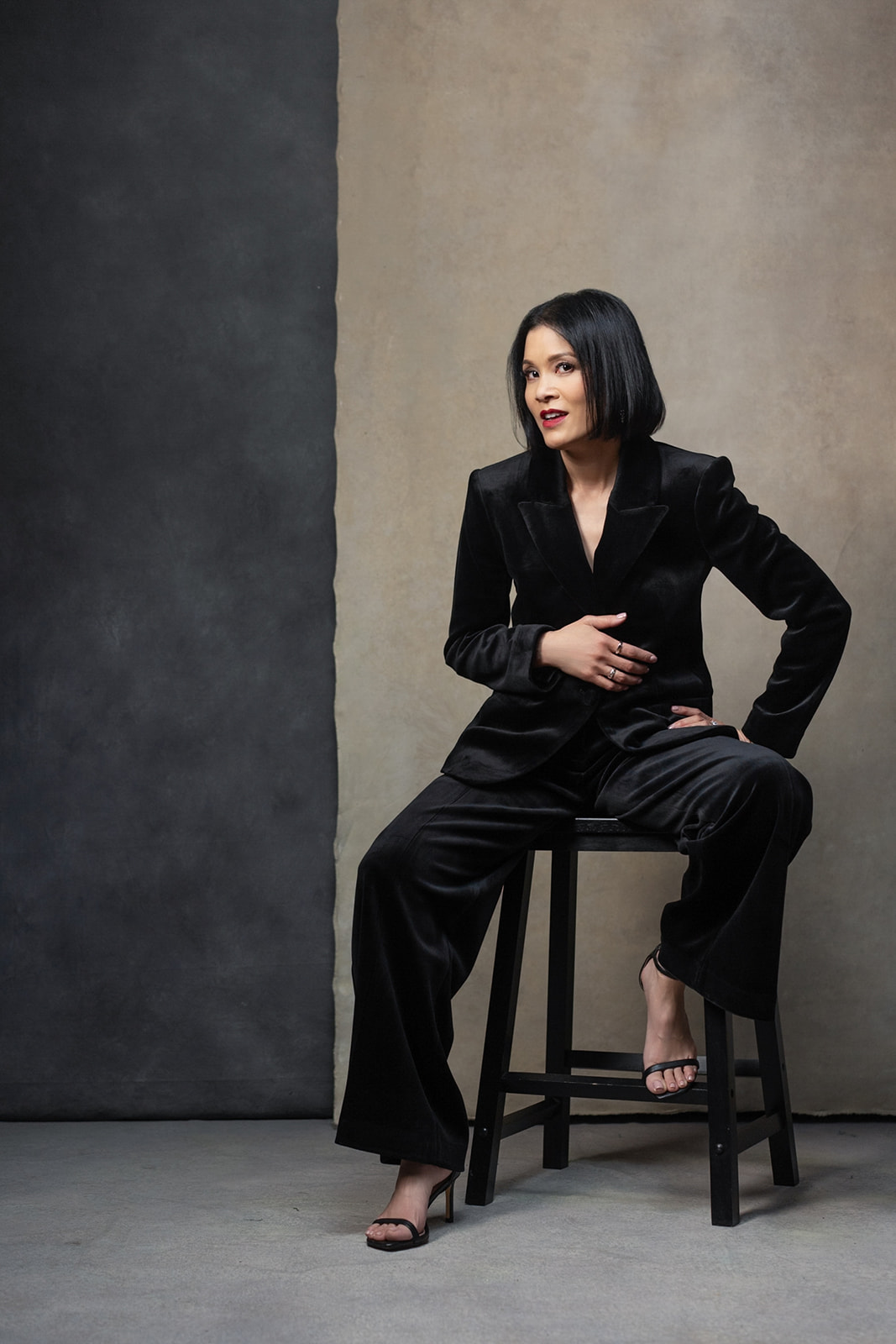 Shannon, a personal stylist in the Bay Area, helping petite women elevate their style and confidence through personalized fashion consultations and wardrobe transformations.